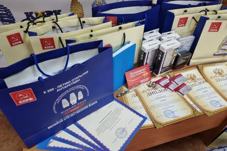 Калининградские коммунисты наградили молодых литераторов