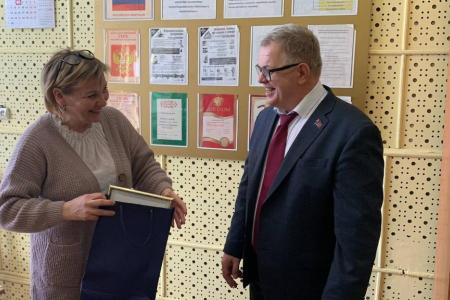 Московская область. Состоялся рабочий визит депутата-коммуниста Александра Наумова в школу №6 города Озеры