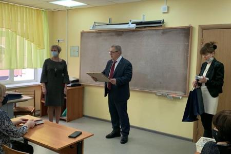 Московская область. Депутат-коммунист Александр Наумов вручил награды Мособлдумы учителям школы №2 города Озеры