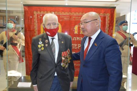Первый секретарь Калмыцкого рескома КПРФ Николай Нуров выступил на представлении боевого Красного знамени 110-й Отдельной Калмыцкой кавалерийской дивизии