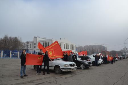 Астраханские коммунисты провели автопробег и возложение цветов