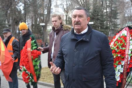 Астраханские коммунисты провели автопробег и возложение цветов