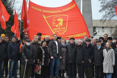 Астраханские коммунисты провели автопробег и возложение цветов