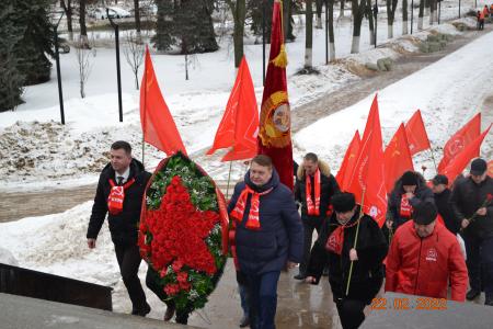 Нижегородские коммунисты возложили венок и цветы к Вечному Огню