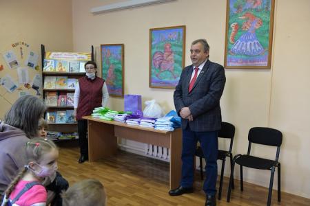 Новосибирская область. Ренат Сулейманов наградил победителей конкурса детского рисунка