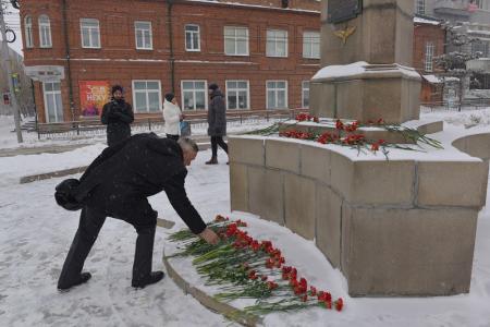 День Советской Армии: Новосибирские коммунисты возложили цветы к бюсту маршала авиации Покрышкина