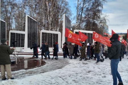 Коммунисты возложили цветы к мемориалам в городе Тюмени