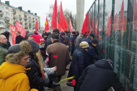 В Пензе возложили цветы к стеле Слава Героям