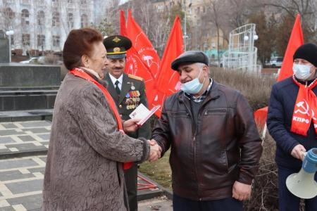 Сталинградские коммунисты провели праздничный митинг