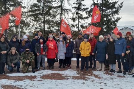 Коммунисты возложили цветы к мемориалам в городе Тюмени