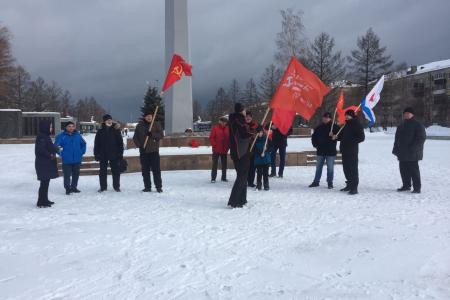 Свердловские коммунисты возложили цветы в честь Дня защитника Отечества