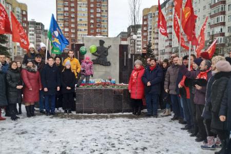 Коммунисты возложили цветы к мемориалам в городе Тюмени