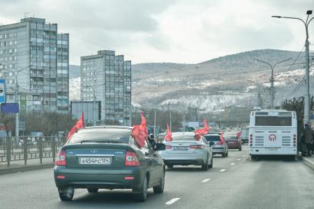 Красноярские коммунисты провели автопробег в поддержку ДНР и ЛНР