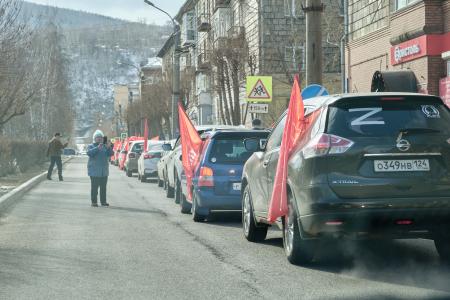 Красноярские коммунисты провели автопробег в поддержку ДНР и ЛНР