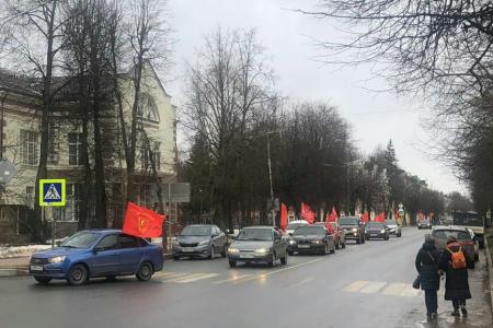 Новгородские коммунисты провели патриотический автопробег в поддержку российской армии "За мир без нацизма"