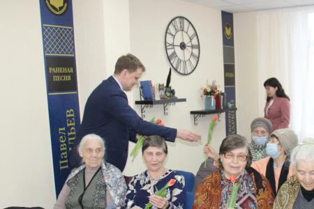 Рязань. Депутаты-коммунисты поздравили женщин-общественниц с наступающим Международным женским днём