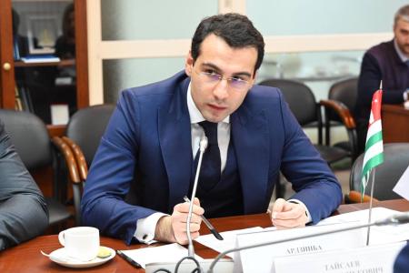 Казбек Тайсаев и Александр Ющенко провели рабочую группу с Министром иностранных дел Республики Абхазия Иналом Ардзибом