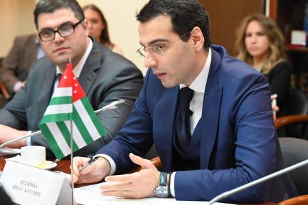 Казбек Тайсаев и Александр Ющенко провели рабочую группу с Министром иностранных дел Республики Абхазия Иналом Ардзибом