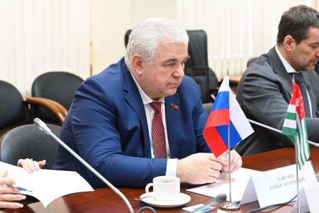 Казбек Тайсаев и Александр Ющенко провели рабочую группу с Министром иностранных дел Республики Абхазия Иналом Ардзибом