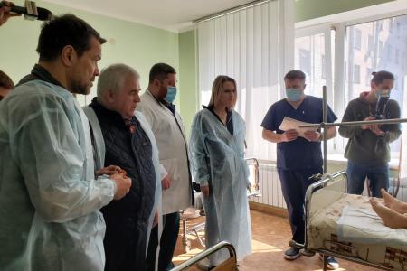 Депутаты КПРФ навестили раненых защитников ЛНР и вручили им юбилейные медали «100-летие образования СССР»