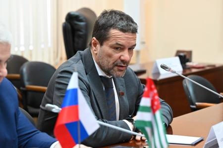 Казбек Тайсаев и Александр Ющенко провели рабочую группу с Министром иностранных дел Республики Абхазия Иналом Ардзибом