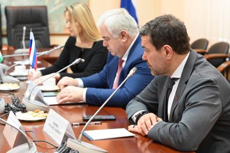 Казбек Тайсаев и Александр Ющенко провели рабочую группу с Министром иностранных дел Республики Абхазия Иналом Ардзибом