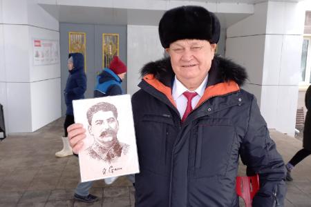 В Марий Эл возложили цветы к памятнику Сталину