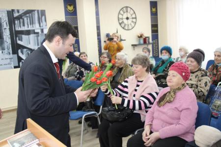 Рязань. Депутаты-коммунисты поздравили женщин-общественниц с наступающим Международным женским днём