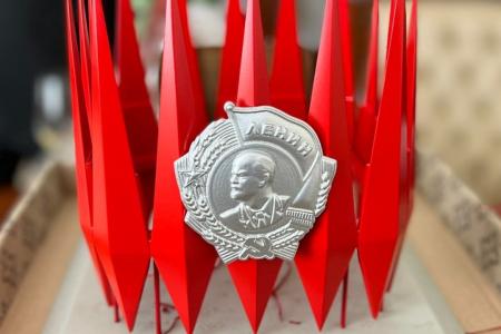 Екатеринбург. Депутаты КПРФ подарили мэру на юбилей Краснознаменную группу с Орденом Ленина