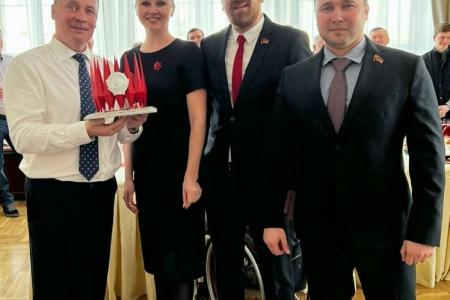 Екатеринбург. Депутаты КПРФ подарили мэру на юбилей Краснознаменную группу с Орденом Ленина