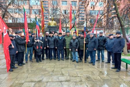 Коммунисты Дагестана провели автопробеги и митинги
