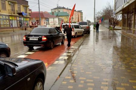 Коммунисты Дагестана провели автопробеги и митинги