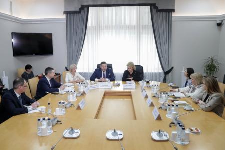 Н.А. Останина: "В Комитете Госдумы по вопросам семьи, женщин и детей состоялась встреча с министром труда и социальной защиты Антоном Котяковым"