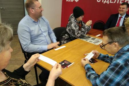 В Великом Новгороде коммунисты и комсомольцы тестировали горожан и гостей на знания истории космонавтики