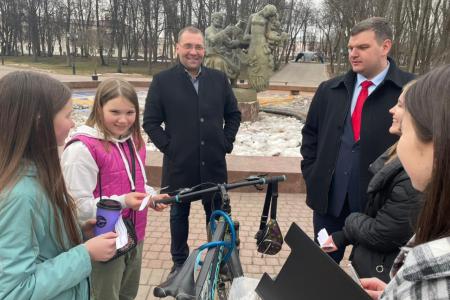 В Великом Новгороде коммунисты и комсомольцы тестировали горожан и гостей на знания истории космонавтики