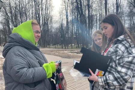 В Великом Новгороде коммунисты и комсомольцы тестировали горожан и гостей на знания истории космонавтики