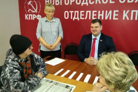 В Великом Новгороде коммунисты и комсомольцы тестировали горожан и гостей на знания истории космонавтики