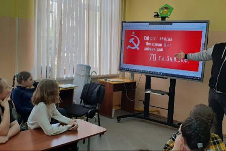 В Великом Новгороде школьники изготовили Знамя Победы
