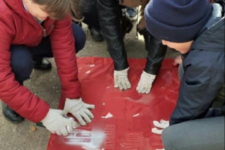 В Великом Новгороде школьники изготовили Знамя Победы