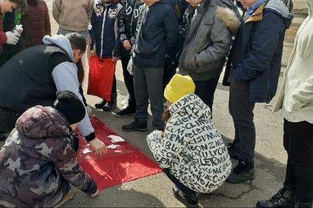 В Великом Новгороде школьники изготовили Знамя Победы