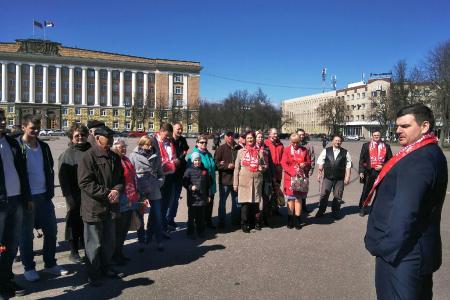 В Великом Новгороде на площади Победы Софийская коммунисты возложили цветы к памятнику Владимиру Ильичу Ленину