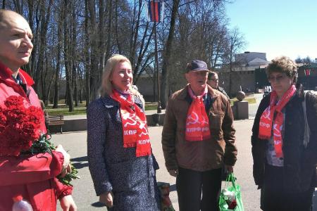 В Великом Новгороде на площади Победы Софийская коммунисты возложили цветы к памятнику Владимиру Ильичу Ленину