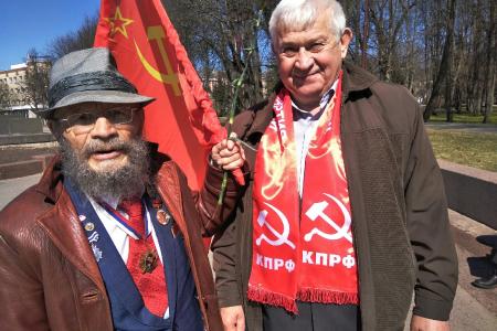 В Великом Новгороде на площади Победы Софийская коммунисты возложили цветы к памятнику Владимиру Ильичу Ленину