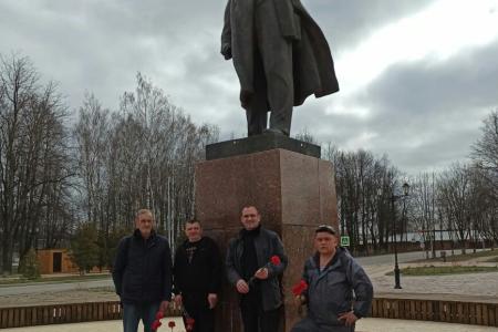 В Великом Новгороде на площади Победы Софийская коммунисты возложили цветы к памятнику Владимиру Ильичу Ленину