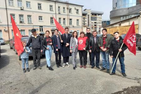 Цветы к памятнику Ленину вместе со старшими товарищами возложили юные коммунисты-белгородцы
