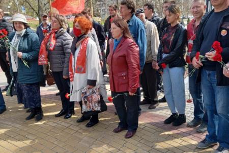 Цветы к памятнику Ленину вместе со старшими товарищами возложили юные коммунисты-белгородцы
