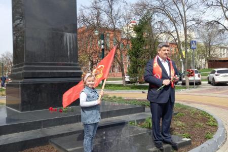 Цветы к памятнику Ленину вместе со старшими товарищами возложили юные коммунисты-белгородцы