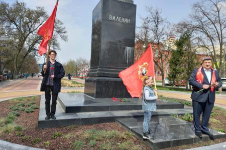Цветы к памятнику Ленину вместе со старшими товарищами возложили юные коммунисты-белгородцы