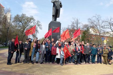 Цветы к памятнику Ленину вместе со старшими товарищами возложили юные коммунисты-белгородцы