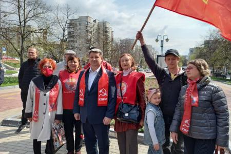 Цветы к памятнику Ленину вместе со старшими товарищами возложили юные коммунисты-белгородцы